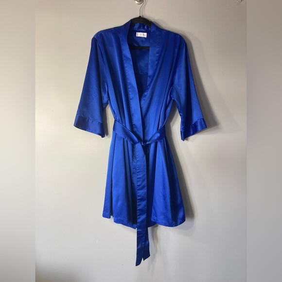 Cabernet Sleepwear Satin Royal Blue Robe
No size tag- please see measurements - Picture 2 of 6